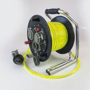 Die reflektierende Leitung Helupower Reflect von Helukabel vereint elektrische Energieübertragung und optische Signalwirkung in einem. Die reflektierende Leitung Helupower Reflect von Helukabel vereint elektrische Energieübertragung und optische Signalwirkung in einem.