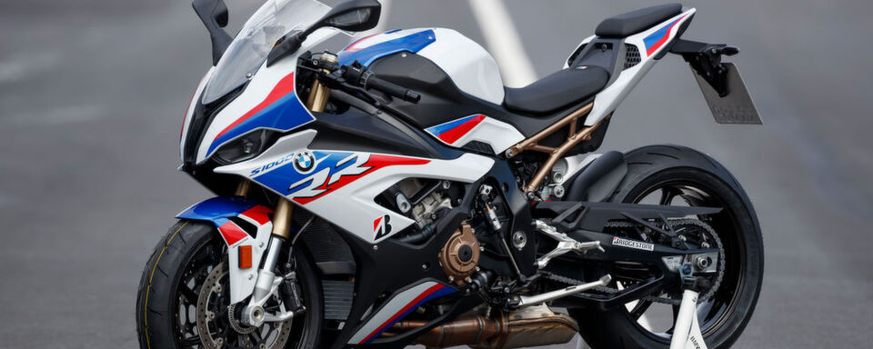 Ab 18.750 Euro ist dieses primär für die Rennstrecke konzipierte Superbike zu haben, inklusive Blinkern, Seitenständer und Kennzeichenträger sowie EU4-Homologation. Ab 18.750 Euro ist dieses primär für die Rennstrecke konzipierte Superbike zu haben, inklusive Blinkern, Seitenständer und Kennzeichenträger sowie EU4-Homologation.