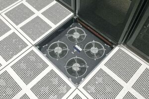 Intelligente Bodenplatten passen die Drehzahl ihrer Lüfter selbstständig an die geforderte Kühlleistung an und sorgen für konstante Temperaturen in Rechenzentren – auch bei schwankender Serverauslastung. Intelligente Bodenplatten passen die Drehzahl ihrer Lüfter selbstständig an die geforderte Kühlleistung an und sorgen für konstante Temperaturen in Rechenzentren – auch bei schwankender Serverauslastung.