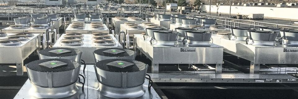Auf dem Dach des Data Centers stehen jetzt Ventilatoren mit Diffusoren von Ebm-Papst. Sie sorgen dafür, dass die warme Luft schnell abkühlt, und sind besonders geräuscharm. Auf dem Dach des Data Centers stehen jetzt Ventilatoren mit Diffusoren von Ebm-Papst. Sie sorgen dafür, dass die warme Luft schnell abkühlt, und sind besonders geräuscharm.