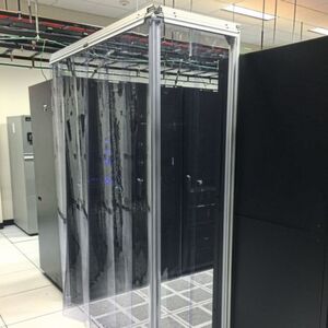 Die neuen Kaltgänge im Rechenzentrum sorgen für eine zielgerichtete und einfach steuerbare Belüftung sämtlicher Server. Die neuen Kaltgänge im Rechenzentrum sorgen für eine zielgerichtete und einfach steuerbare Belüftung sämtlicher Server.