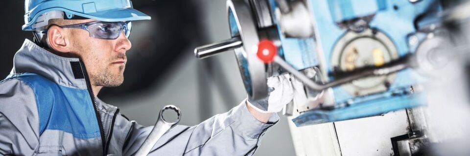 Eine professionelle und nachhaltig aufgestellte Instandhaltung ist für Industrie- unternehmen unverzichtbar. Eine professionelle und nachhaltig aufgestellte Instandhaltung ist für Industrie- unternehmen unverzichtbar.