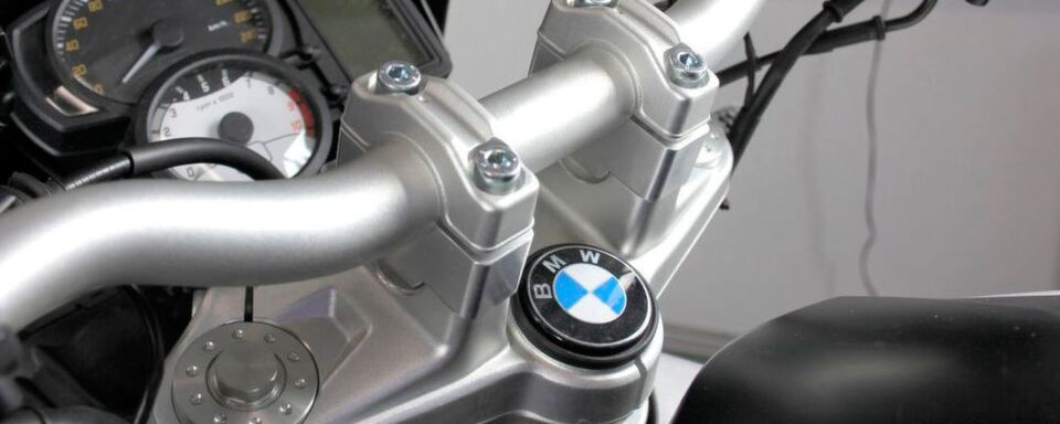 Mit der Lenkererhöhung von Hornig soll der Lenker der BMW F 800 R um 25 mm hochgesetzt werden. Mit der Lenkererhöhung von Hornig soll der Lenker der BMW F 800 R um 25 mm hochgesetzt werden.