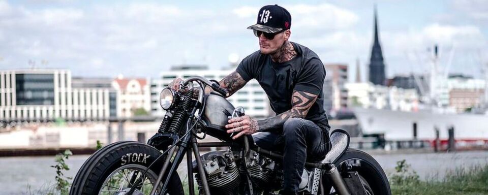 Gut geschützt auf der Kiste, lässig und stilsicher im Alltag – wer gut aussehen will, soll im Sortiment von Men of Mayhem fündig werden. Gut geschützt auf der Kiste, lässig und stilsicher im Alltag – wer gut aussehen will, soll im Sortiment von Men of Mayhem fündig werden.
