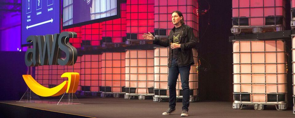 Glenn Gore bei der Keynote auf dem letztjährigen AWS Berlin Summit im Jahr 2018. Glenn Gore bei der Keynote auf dem letztjährigen AWS Berlin Summit im Jahr 2018.