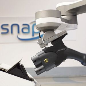System zum automatisierten Laden von E-Fahrzeugen: Eine Robotik-gestützte Führung bringt den DC-Combo-2-Steckverbinder an die Ladesteckdose des Fahrzeugs heran. System zum automatisierten Laden von E-Fahrzeugen: Eine Robotik-gestützte Führung bringt den DC-Combo-2-Steckverbinder an die Ladesteckdose des Fahrzeugs heran.