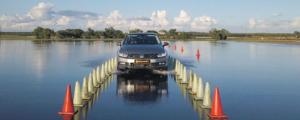 Fahrerlose Reifentests: Auf dem Testgelände in Uvalde im US-Bundesstaat Texas testet Continental neu entwickelte Reifenmodelle. Fahrerlose Reifentests: Auf dem Testgelände in Uvalde im US-Bundesstaat Texas testet Continental neu entwickelte Reifenmodelle.