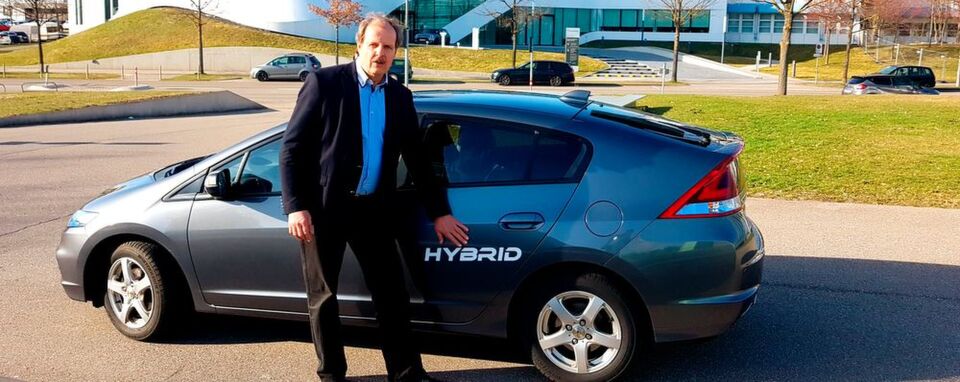 Der langjährige BMW-Entwickler und Geschäftsführer von Attrack wundert sich über mangelnde Differenzierungsfähigkeit der Experten sowie die Eitelkeit der deutscher Automobilmanager in Sachen Hyridfahrzeug. Der langjährige BMW-Entwickler und Geschäftsführer von Attrack wundert sich über mangelnde Differenzierungsfähigkeit der Experten sowie die Eitelkeit der deutscher Automobilmanager in Sachen Hyridfahrzeug.