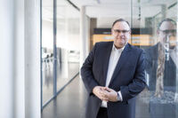 „Vielleicht haben gerade wir deutsche Unternehmen weltweiten Erfolg, weil wir seit Jahrzehnten durch die Bürokratisierung gezwungen sind, Prozesse immer wieder neu zu definieren und zu verschlanken, um diese Nachteile aufzuholen. Aber irgendwann ist das Aufholen auch ein Ding der Unmöglichkeit“, sagt Ralph Hufschmied, Geschäftsleiter der Hufschmied Zerspanungswerkzeuge. „Vielleicht haben gerade wir deutsche Unternehmen weltweiten Erfolg, weil wir seit Jahrzehnten durch die Bürokratisierung gezwungen sind, Prozesse immer wieder neu zu definieren und zu verschlanken, um diese Nachteile aufzuholen. Aber irgendwann ist das Aufholen auch ein Ding der Unmöglichkeit“, sagt Ralph Hufschmied, Geschäftsleiter der Hufschmied Zerspanungswerkzeuge.