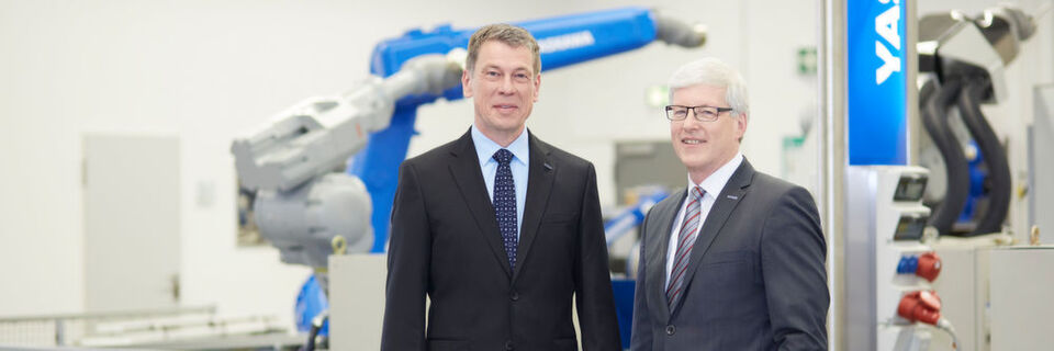 In der Geschäftsführung der Yaskawa Europe GmbH folgt Bruno Schnekenburger (links), bisher COO, als President & CEO auf Manfred Stern (rechts). In der Geschäftsführung der Yaskawa Europe GmbH folgt Bruno Schnekenburger (links), bisher COO, als President & CEO auf Manfred Stern (rechts).