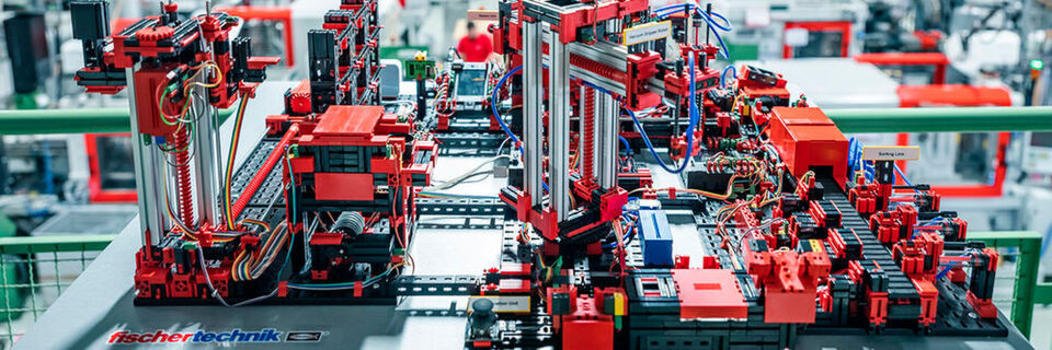 Eine Fabrik im Schreibtischformat: Fischertechnik auf der Hannover Messe. Eine Fabrik im Schreibtischformat: Fischertechnik auf der Hannover Messe.