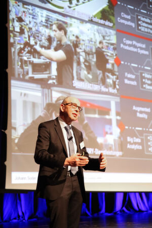 Johann Soder von SEW-Eurodrive erläutert in seinem Keynote-Vortrag: „Durch einen modularen Fabrikaufbau mit standardisierten Prozessmodulen lassen sich Anpassungen in der Fabrik effektiver vornehmen. “ Johann Soder von SEW-Eurodrive erläutert in seinem Keynote-Vortrag: „Durch einen modularen Fabrikaufbau mit standardisierten Prozessmodulen lassen sich Anpassungen in der Fabrik effektiver vornehmen. “