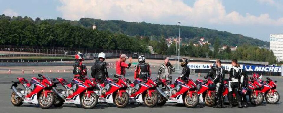 Fun & Safety Racing soll sich vorrangig für diejenigen eignen, die erste Rennstreckenluft schnuppern möchten oder bereits erste Berührung damit hatten und ihren Fahrstil perfektionieren wollen. Fun & Safety Racing soll sich vorrangig für diejenigen eignen, die erste Rennstreckenluft schnuppern möchten oder bereits erste Berührung damit hatten und ihren Fahrstil perfektionieren wollen.