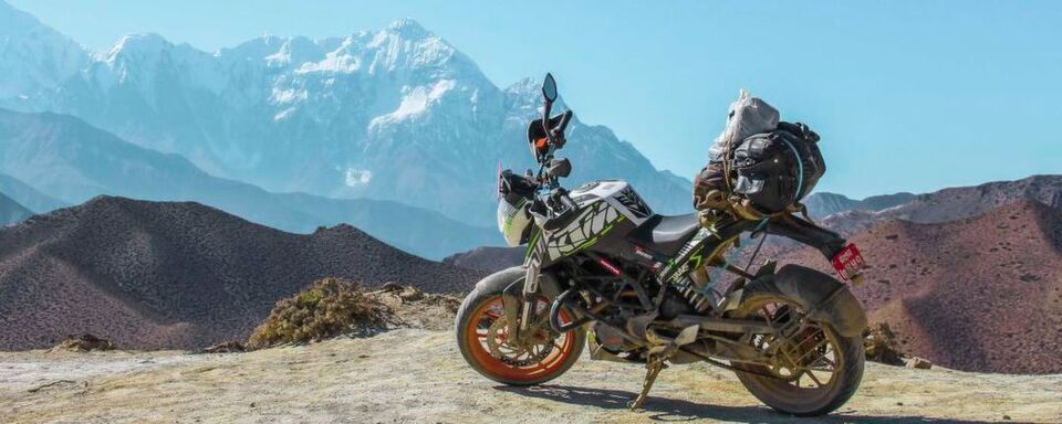 Wenn sich das Wetter von seiner schönsten Seite zeigt, werden die Motorräder für die ersten Touren auf Vordermann gebracht. Wenn sich das Wetter von seiner schönsten Seite zeigt, werden die Motorräder für die ersten Touren auf Vordermann gebracht.