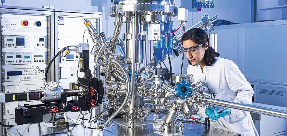 Doktorandin Niyousha Karimi Paridari untersucht die elektrochemischen Eigenschaften unterschiedlicher Materialien, um sie für neue Energiespeichertechnologien nutzbar zu machen. Doktorandin Niyousha Karimi Paridari untersucht die elektrochemischen Eigenschaften unterschiedlicher Materialien, um sie für neue Energiespeichertechnologien nutzbar zu machen.