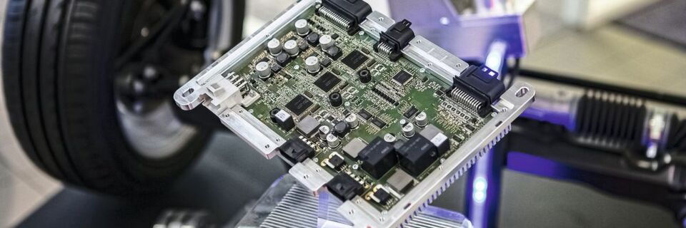 Mit „Space Drive“ kann auf eine mechanische Verbindung zwischen Lenkrad und gelenkten Rädern verzichtet werden. Mit „Space Drive“ kann auf eine mechanische Verbindung zwischen Lenkrad und gelenkten Rädern verzichtet werden.
