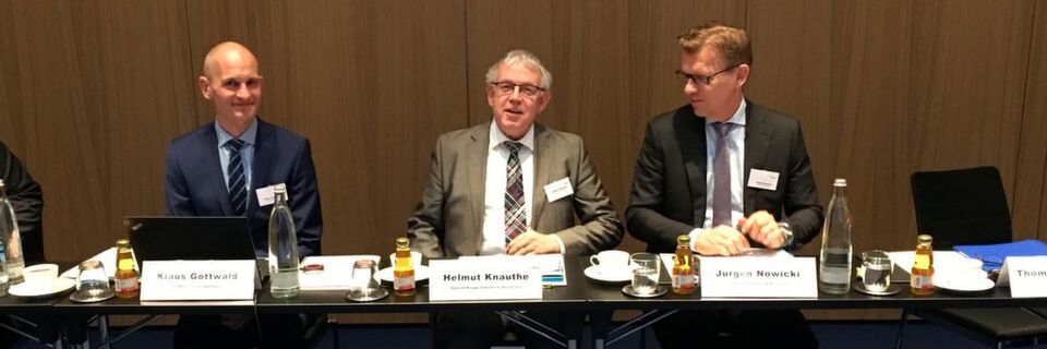 Klaus Gottwald, Helmut Knauthe und Jürgen Nowicki (v.l.n.r.) berichten bei der Jahrespressekonferenz der Arbeitsgemeinschaft Großanlagenbau (AGAB) des VDMA über die Entwicklung der Branche. Klaus Gottwald, Helmut Knauthe und Jürgen Nowicki (v.l.n.r.) berichten bei der Jahrespressekonferenz der Arbeitsgemeinschaft Großanlagenbau (AGAB) des VDMA über die Entwicklung der Branche.