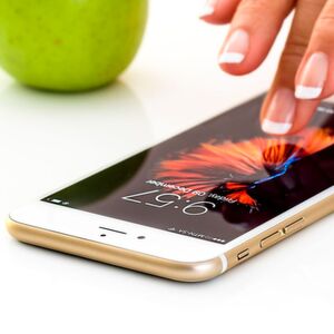 Wieder einmal: Qualcomm wirft Apple Patentverletzungen. Betroffen seien Schaltungen für das Leistungsmanagement in den A10-, A11- und A12-SoCs in aktuellen iPhone-Varianten. Wieder einmal: Qualcomm wirft Apple Patentverletzungen. Betroffen seien Schaltungen für das Leistungsmanagement in den A10-, A11- und A12-SoCs in aktuellen iPhone-Varianten.