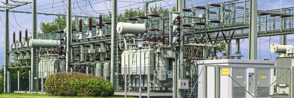 Das Gas SF6 eignet sich aufgrund seiner hervorragenden Isoliereigenschaften besonders für die Nutzung in Mittel- und Hochspannungsanlagen. Das Gas SF6 eignet sich aufgrund seiner hervorragenden Isoliereigenschaften besonders für die Nutzung in Mittel- und Hochspannungsanlagen.