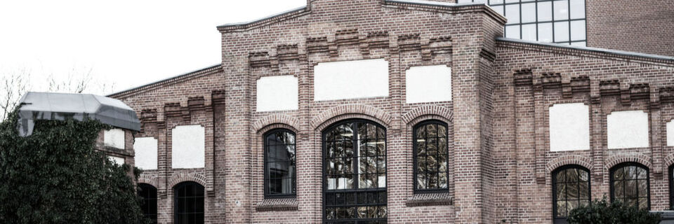 Die Comline-Zentrale in Hamburg befindet sich im „Kraftwerk“: Repräsentative Konferenzräume, loftartige Büros in Backstein, Stahl und Beton sorgen für eine angenehme Arbeitsatmosphäre. Die Comline-Zentrale in Hamburg befindet sich im „Kraftwerk“: Repräsentative Konferenzräume, loftartige Büros in Backstein, Stahl und Beton sorgen für eine angenehme Arbeitsatmosphäre.