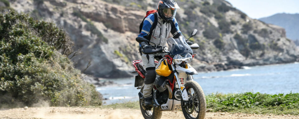 Moto Guzzi hat der neuen V85 TT nicht nur das witzigste LED-Tagfahrlicht des Marktes spendiert, sondern könnte sich mit seinem jüngsten Modell in neue Höhen befördern. Moto Guzzi hat der neuen V85 TT nicht nur das witzigste LED-Tagfahrlicht des Marktes spendiert, sondern könnte sich mit seinem jüngsten Modell in neue Höhen befördern.