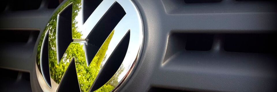 Volkswagen und AWS haben den Aufbau einer "Volkswagen Industrial Cloud" bekannt gegeben. Dabei handelt es sich um eine Cloud-basierte digitale Produktionsplattform, die zu einer Vernetzung der Produktions- und Logistikprozesse des Automobilkonzerns führen wird. Volkswagen und AWS haben den Aufbau einer "Volkswagen Industrial Cloud" bekannt gegeben. Dabei handelt es sich um eine Cloud-basierte digitale Produktionsplattform, die zu einer Vernetzung der Produktions- und Logistikprozesse des Automobilkonzerns führen wird.