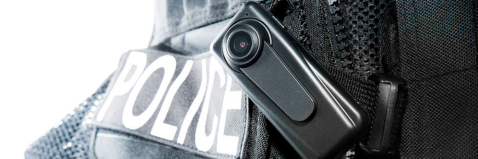 Die Bodycams sind auf der Schulter von Polizisten fest montiert und können bei Bedarf den Einsatz mitfilmen Die Bodycams sind auf der Schulter von Polizisten fest montiert und können bei Bedarf den Einsatz mitfilmen