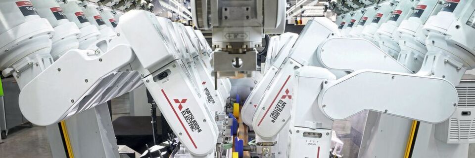 Traditionell wird bei der Ummantelung von Düspohl mit einem Rastermaß von 200 mm gearbeitet, und die leichten, kompakten Knickarmroboter von Mitsubishi Electric sind mit 2 kg Tragkraft und 170 mm Breite ideal hierfür. Traditionell wird bei der Ummantelung von Düspohl mit einem Rastermaß von 200 mm gearbeitet, und die leichten, kompakten Knickarmroboter von Mitsubishi Electric sind mit 2 kg Tragkraft und 170 mm Breite ideal hierfür.
