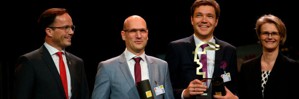 Im Bild: Dr. Jochen Köckler, Vorsitzender des Vorstandes der Deutschen Messe AG, Olav Birlem, CEO, Nano-Wired GmbH, Dr. Sebastian Quednau, CTO, Nano-Wired GmbH und Anja Karliczek, Bundesministerin für Bildung und Forschung. Im Bild: Dr. Jochen Köckler, Vorsitzender des Vorstandes der Deutschen Messe AG, Olav Birlem, CEO, Nano-Wired GmbH, Dr. Sebastian Quednau, CTO, Nano-Wired GmbH und Anja Karliczek, Bundesministerin für Bildung und Forschung.