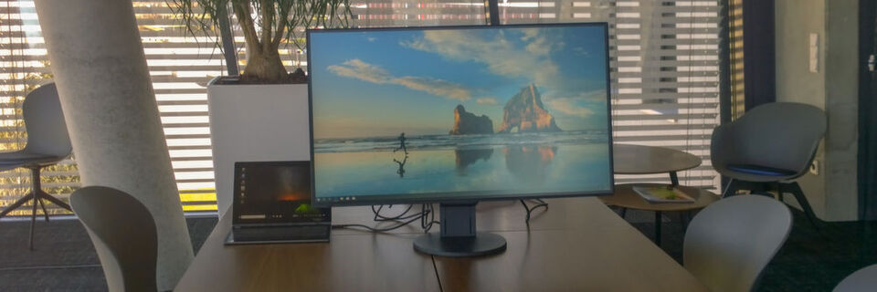 Das 4K-IPS-Panel ist beim Eizo Flexscan EV3285-BK durch einen sehr schmalen Rahmen eingefasst. Das 4K-IPS-Panel ist beim Eizo Flexscan EV3285-BK durch einen sehr schmalen Rahmen eingefasst.