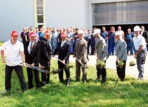 Erster Spatenstich für RAS-Neubau in Wildberg-Effringen: (von links), Siegfried Köhler, Bauunternehmer, Wolfhart Friedemann, RAS-Werkleiter, Rolf Kugel, Architekt, Rainer Stahl und Willy Stahl jun., beide Geschäftsführer RAS, Ulrich Bünger, Bürgermeister Wildberg, Willy Stahl sen. und Clemens Creutz, Bauunternehmer. Bild: RAS