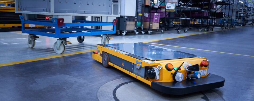 Ein „Smart Transport Roboter“ im BMW Group Werk Regensburg. Die Produktion intelligent zu gestalten, darum geht es auch bei der Zusammenarbeit mit Microsoft. Ein „Smart Transport Roboter“ im BMW Group Werk Regensburg. Die Produktion intelligent zu gestalten, darum geht es auch bei der Zusammenarbeit mit Microsoft.