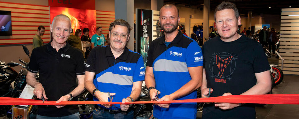 (von li.): Pascal Lütolf (CEO Hostettler Group), Peter Hostettler (Mitinhaber Hostettler Group), Francesco Marinelli (Geschäftsführer Hostettler Retail AG) und Vincent Mentha (Managing Director Yamaha Motor Schweiz) eröffnen zusammen die neu umgebaute Filiale der Hostettler Retail AG am Hauptsitz der Hostettler Group in Sursee. (von li.): Pascal Lütolf (CEO Hostettler Group), Peter Hostettler (Mitinhaber Hostettler Group), Francesco Marinelli (Geschäftsführer Hostettler Retail AG) und Vincent Mentha (Managing Director Yamaha Motor Schweiz) eröffnen zusammen die neu umgebaute Filiale der Hostettler Retail AG am Hauptsitz der Hostettler Group in Sursee.