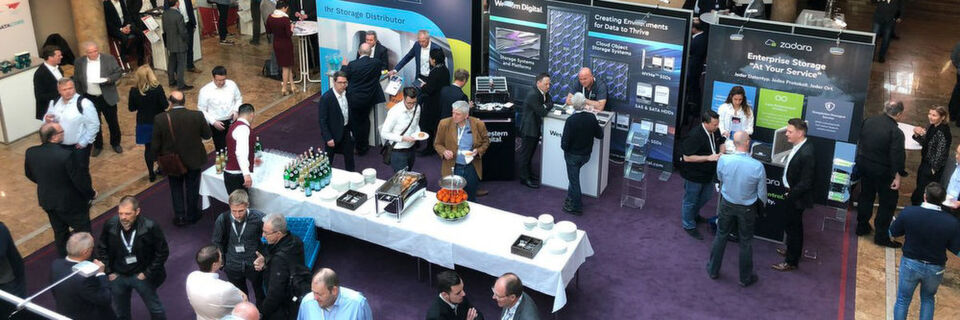 In Hamburg drehte sich die Welt um die Themen Data-Storage und Analytics. Bei der Konferenz herrschte reger Andrang an den Ständen der Fachausstellung. In Hamburg drehte sich die Welt um die Themen Data-Storage und Analytics. Bei der Konferenz herrschte reger Andrang an den Ständen der Fachausstellung.