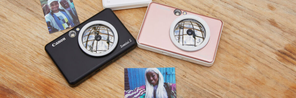 Mit der Zoemini-Serie von Canon unterwegs Selfies machen und sofort drucken. Mit der Zoemini-Serie von Canon unterwegs Selfies machen und sofort drucken.