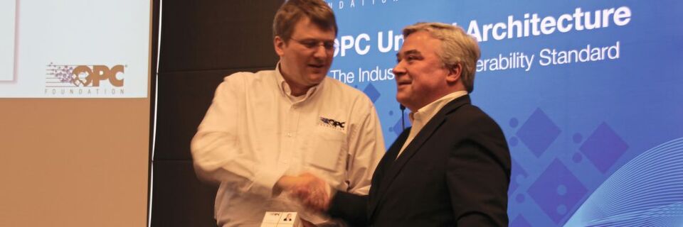 Stefan Hoppe begrüßt Peter Lutz als Field Communication Expert der OPC Foundation. Stefan Hoppe begrüßt Peter Lutz als Field Communication Expert der OPC Foundation.