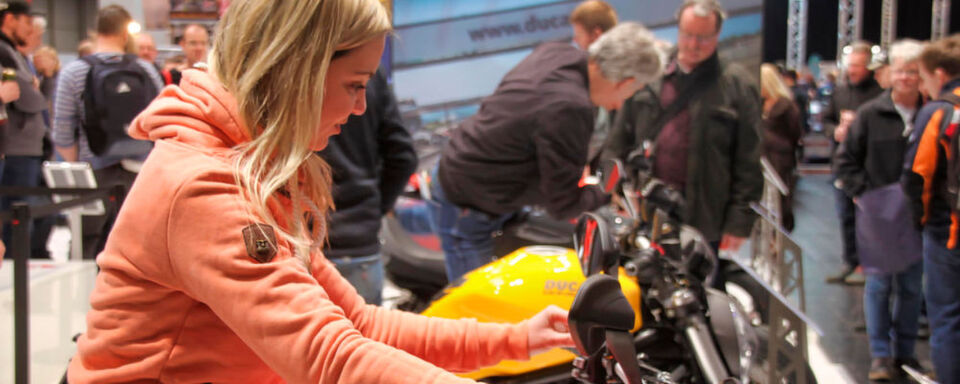 Probesitzen auf der Motorräder Dortmund 2019. Neben dem Wetter heizten auch die Regionalmessen des Frühjahrs den Kunden in Sachen Verkaufsplus richtig ein. Probesitzen auf der Motorräder Dortmund 2019. Neben dem Wetter heizten auch die Regionalmessen des Frühjahrs den Kunden in Sachen Verkaufsplus richtig ein.