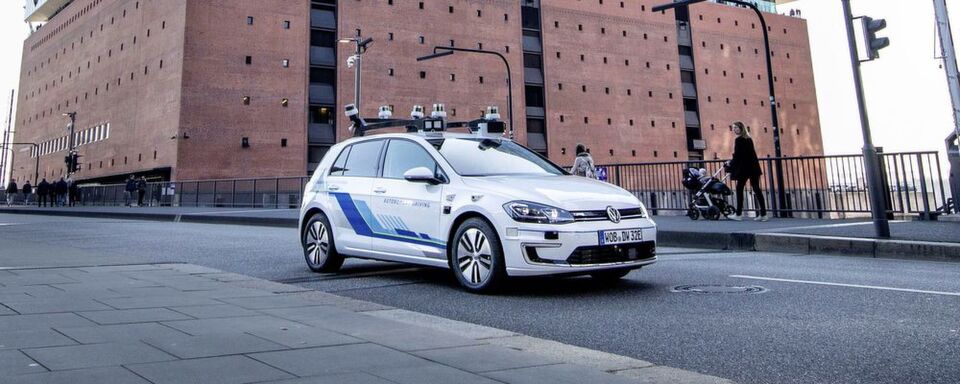 In Hamburg fahren Level-4-Fahrzeuge von Volkswagen auf einer Teststrecke zur Eprobung von automatisierten Fahrfunktionen. Dabei sammeln Kameras fortwährend Bilddaten – zum Beispiel auch von Passanten. Das Start-up Brighter AI will mit ihrer Anonymisierungssoftware den Austausch von Daten aus solchen Tests erleichtern. In Hamburg fahren Level-4-Fahrzeuge von Volkswagen auf einer Teststrecke zur Eprobung von automatisierten Fahrfunktionen. Dabei sammeln Kameras fortwährend Bilddaten – zum Beispiel auch von Passanten. Das Start-up Brighter AI will mit ihrer Anonymisierungssoftware den Austausch von Daten aus solchen Tests erleichtern.
