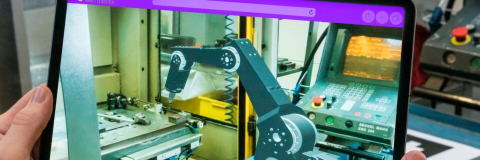 Igus stellte auf der Hannover Messe die Weltpremiere RBTX vor, eine Plattform die Anbieter und Anwender von Low-Cost-Robotics zusammenbringt. Igus stellte auf der Hannover Messe die Weltpremiere RBTX vor, eine Plattform die Anbieter und Anwender von Low-Cost-Robotics zusammenbringt.
