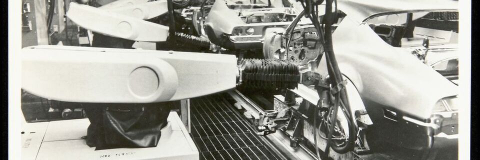Der Unimate bei der Arbeit in der Automobilproduktionslinie von Ford in den USA. Der Unimate bei der Arbeit in der Automobilproduktionslinie von Ford in den USA.