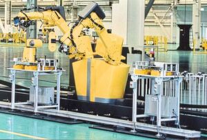 Das Bild zeigt eine Demonstrationszelle im Fanuc-Werk (Oshino Mura), in der die intelligenten I-21i-Roboter das Handgelenk eines LR Mate Mini-Roboters zusammenbauen und dabei Zahnräder mittels Kraftsensoren einsetzen. Das Bild zeigt eine Demonstrationszelle im Fanuc-Werk (Oshino Mura), in der die intelligenten I-21i-Roboter das Handgelenk eines LR Mate Mini-Roboters zusammenbauen und dabei Zahnräder mittels Kraftsensoren einsetzen.