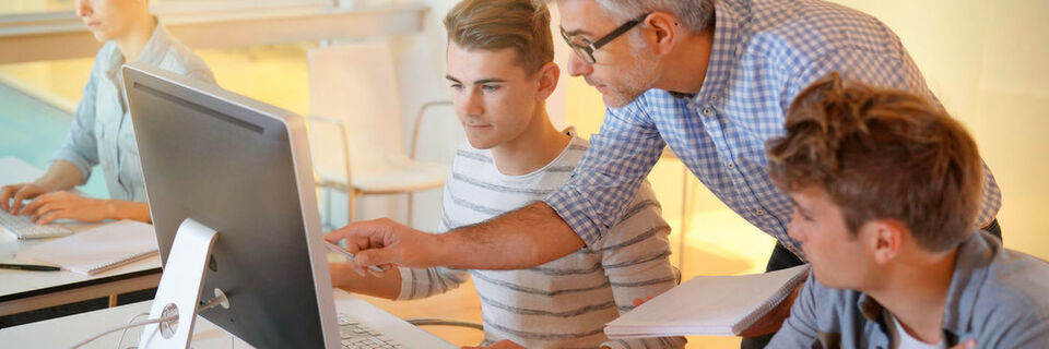 Nicht nur die technische Ausrüstung ist für Schulen wichtig. Es müssen auch Fachkräfte ausgebildet werden. Nicht nur die technische Ausrüstung ist für Schulen wichtig. Es müssen auch Fachkräfte ausgebildet werden.
