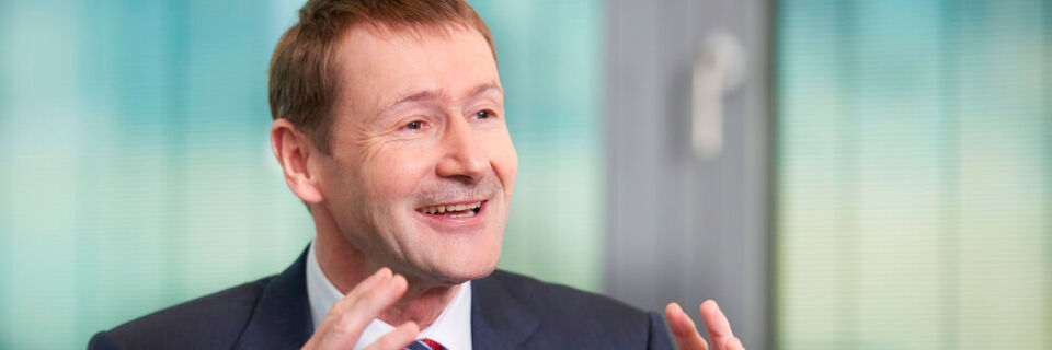 Klaus Helmrich, Mitglied des Vorstands der Siemens AG: „Wir freuen uns, Volkswagen beim Aufbau seiner neuen Industrial Cloud mit unserer offenen IoT-Plattform MindSphere zu unterstützen. Hierfür werden wir die Maschinen, Produktionssysteme und Anlagen durch MindSphere sowie mit unseren Automatisierungsplattformen stärker vernetzen. Dadurch lassen sich Effizienz und Flexibilität in der Produktion sowie die Produktqualität weiter steigern.“ Klaus Helmrich, Mitglied des Vorstands der Siemens AG: „Wir freuen uns, Volkswagen beim Aufbau seiner neuen Industrial Cloud mit unserer offenen IoT-Plattform MindSphere zu unterstützen. Hierfür werden wir die Maschinen, Produktionssysteme und Anlagen durch MindSphere sowie mit unseren Automatisierungsplattformen stärker vernetzen. Dadurch lassen sich Effizienz und Flexibilität in der Produktion sowie die Produktqualität weiter steigern.“