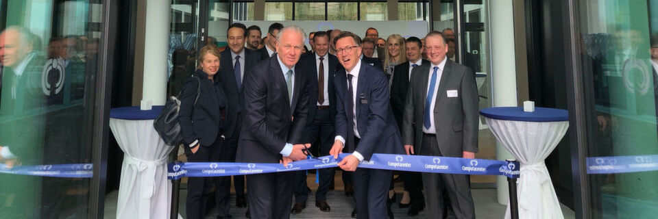 Mike Norris (vorne links), CEO von Computacenter, eröffnete gemeinsam mit Deutschlandchef Reiner Louis das neue Gebäude in Kerpen. Mike Norris (vorne links), CEO von Computacenter, eröffnete gemeinsam mit Deutschlandchef Reiner Louis das neue Gebäude in Kerpen.