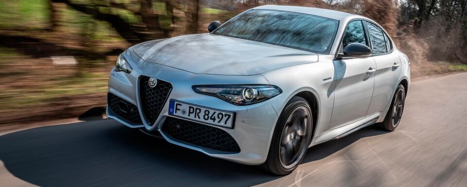 Alfa Romeos Giulia geht mit gestärkten Motoren und neuen Ausstattungsvarianten in die neue Generation. Alfa Romeos Giulia geht mit gestärkten Motoren und neuen Ausstattungsvarianten in die neue Generation.