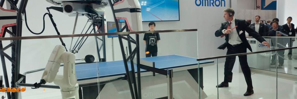 Johann Wiesböck, Publisher von "elektronikpraxis", im Fight mit dem roboterisierten Tischtennispartner Johann Wiesböck, Publisher von "elektronikpraxis", im Fight mit dem roboterisierten Tischtennispartner