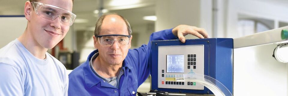 Von zertifizierten Zusatzqualifikationen über den Einsatz von Lernplattformen, moderner Technik und neuen Methoden bis hin zur gezielten Weiterbildung der Ausbilder können Unternehmen viele Möglichkeiten nutzen. Von zertifizierten Zusatzqualifikationen über den Einsatz von Lernplattformen, moderner Technik und neuen Methoden bis hin zur gezielten Weiterbildung der Ausbilder können Unternehmen viele Möglichkeiten nutzen.