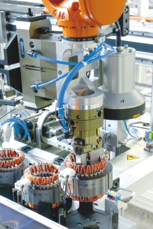 Die Statoren werden von dem Kuka Roboter nach der Prüfung an einer Wendestation abgelegt. Die Statoren werden von dem Kuka Roboter nach der Prüfung an einer Wendestation abgelegt.