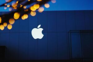 Früher als geplant schließt Dialog Semiconductor seine Transaktion mit Apple über eine strategische Partnerschaft und Technologie-Lizenzvereinbarung ab. Apple übernimmt für 600 Millionen US-$ mehrere Standorte, diverse Powermanagement-Lizenzen sowie 300 Angestellte des deutsch-britischen Halbleiterherstellers. Früher als geplant schließt Dialog Semiconductor seine Transaktion mit Apple über eine strategische Partnerschaft und Technologie-Lizenzvereinbarung ab. Apple übernimmt für 600 Millionen US-$ mehrere Standorte, diverse Powermanagement-Lizenzen sowie 300 Angestellte des deutsch-britischen Halbleiterherstellers.