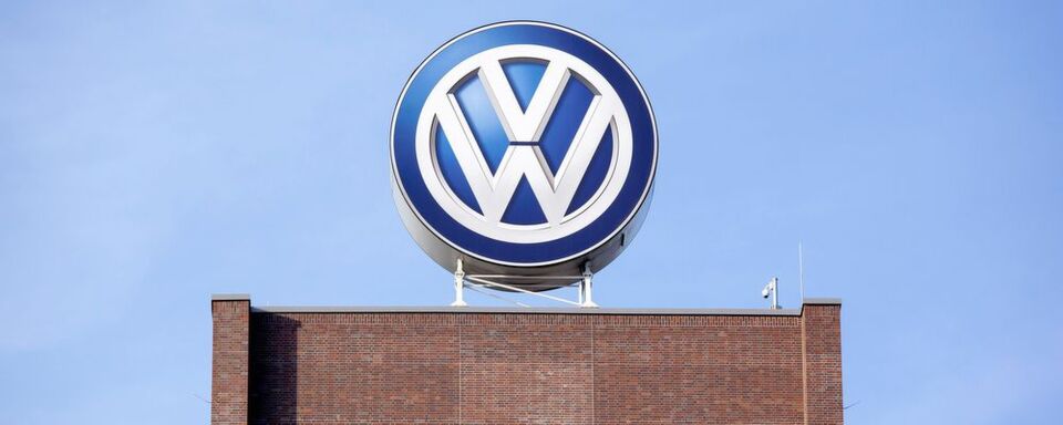 VW-Logo auf dem Dach des Verwaltungsgebäudes in Wolfsburg. VW-Logo auf dem Dach des Verwaltungsgebäudes in Wolfsburg.